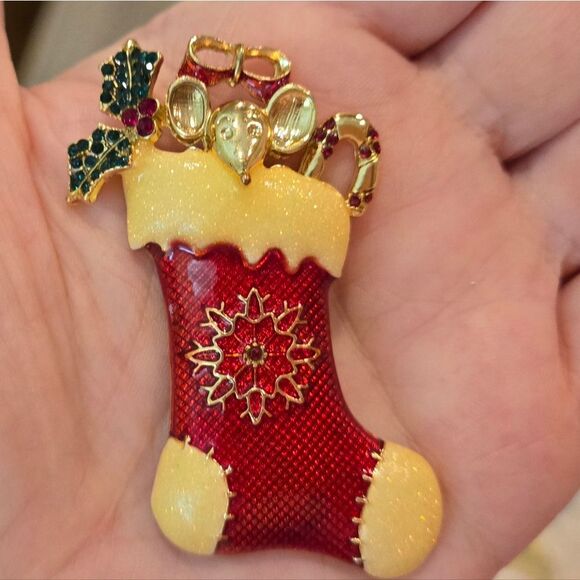 🎄🛍❤️ VINTAGE LIZ CLAIBORNE CHRISTMAS STOCKING BROOCH - Picture 1 of 5
